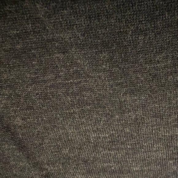 Like new! UNIQLO Charcoal Gray Fine Knit V-Neck Sweater Size Large - Picture 4 of 6